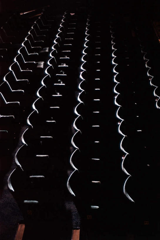 无人,竖图,俯视,室内,特写,白天,电影院,静物,椅子,一排,许多,整齐,并列,并排,木椅,很多,排列,黑色,整洁,队列,平行,参差,划一,彩图,高角度拍摄