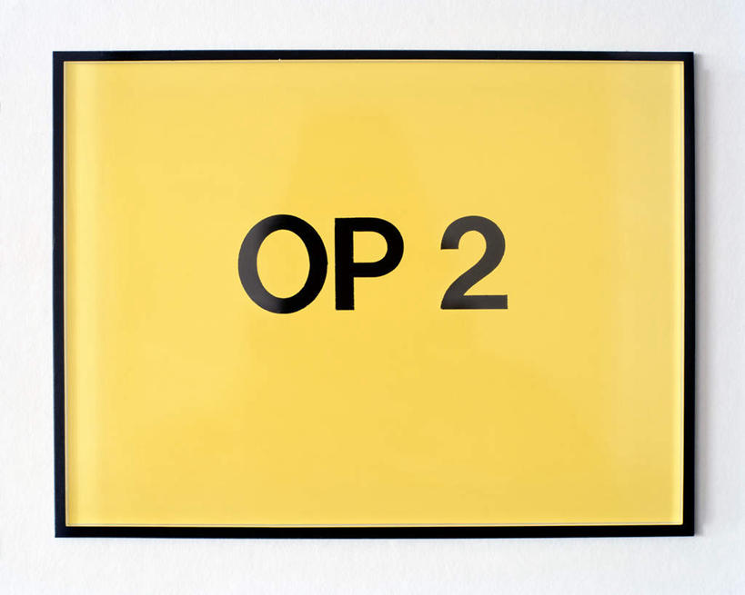 无人,医院,横图,室内,特写,白天,正面,指示牌,静物,英文,标志,数字,文字,字符,字母,墙,标识,墙壁,墙面,黄色,黑色,阿拉伯数字,英文字母,医疗机构,彩图,病院,诊所