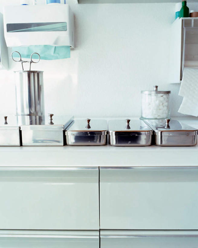 无人,医院,竖图,室内,白天,正面,柜子,金属制品,一排,修剪,整齐,金属,工具,剪刀,储物柜,排列,纸巾,整洁,裁剪,剪子,剪裁,切割,储存,队列,医疗机构,手术剪刀,手术剪,参差,划一,储备,蕴藏,贮备,彩图,病院,诊所,贮存