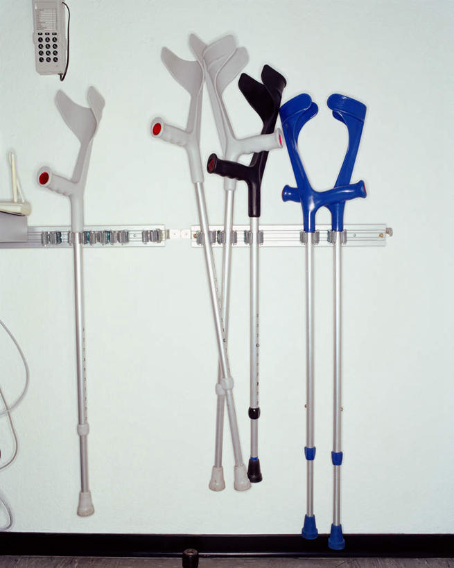 无人,竖图,室内,白天,正面,一排,吊挂,悬挂,整齐,工具,墙,挂,墙壁,墙面,排列,器械,拐杖,队列,医疗器械,辅助设备,前臂拐,彩图