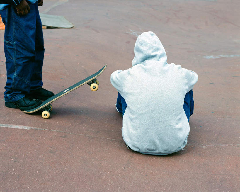 西方人,两个人,伙伴,朋友,站,坐,横图,室外,白天,锻炼,友谊,运动,欧洲,欧洲人,服装,休闲装,极限运动,背面,衣服,站着,休闲,休闲服,连帽衫,服饰,滑板,帽衫,体育,友情,男人,男性,年轻男性,白种人,站立,坐着,半身,彩图,健身,滑板运动