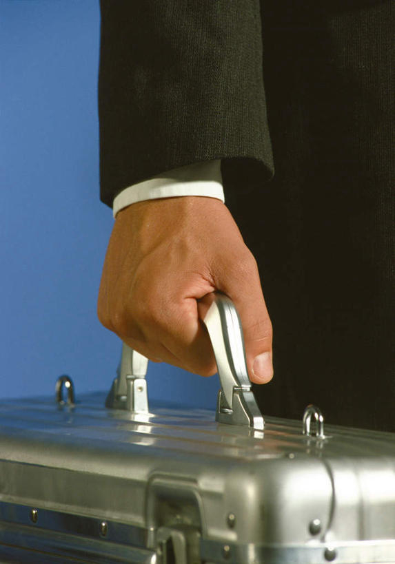 西方人,手,一个人,商务人士,商务男性,竖图,室内,特写,白天,正面,衬衫,欧洲,欧洲人,仅一个男性,仅一个人,蓝色背景,套装,包,公文包,仅一个年轻男性,手部,提,摄影,影棚,公事包,单手,提着,商务装,工薪阶层,男人,男性,年轻男性,白种人,白领,上班族,半身,彩图,影棚拍摄,衬衣,拍摄