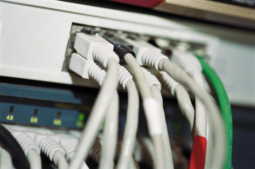 无人,横图,俯视,室内,特写,白天,通讯,数据,静物,许多,阴影,朦胧,模糊,环绕,缠绕,反射,传输,影子,网线,水晶头,纠缠,路由器,线缆,彩图,高角度拍摄