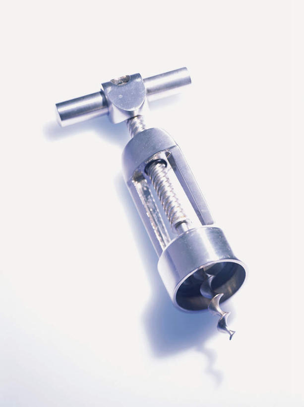 无人,竖图,俯视,室内,特写,白天,白色背景,静物,金属制品,阴影,朦胧,模糊,反射,金属,开瓶器,影子,开瓶,一个,摄影,影棚,单个,开启,启瓶器,瓶启,红酒酒启,红酒开瓶器,红酒启瓶器,酒刀,酒开,酒起,葡萄酒开酒器,葡萄酒开瓶器,彩图,高角度拍摄,影棚拍摄,拍摄,酒具