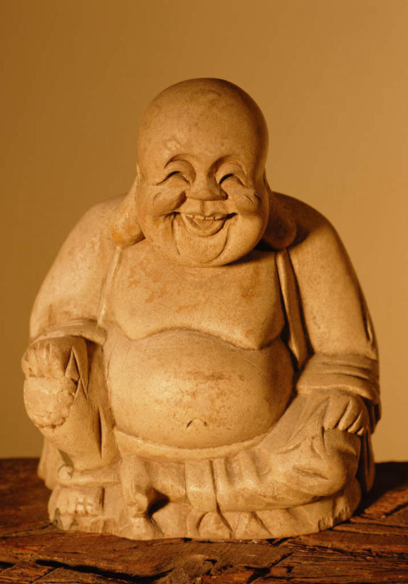 东方人,一个人,无人,坐,笑,盘腿,微笑,露齿笑,竖图,室内,特写,白天,正面,桌面,桌子,雕塑,亚洲,仅一个男性,仅一个人,仅一个中年男性,阴影,棕色背景,节日,艺术,装饰,反射,木制,雕刻,雕像,影子,注视,黄种人,文化,弥勒佛,裸露,木制品,工艺品,观察,看,祈祷,健康,许愿,摄影,宗教,佛教,信仰,影棚,赤裸,观看,纪念,祈求,美术,察看,关注,主题,裸,陈列,功能,美学,布袋和尚,布袋神,弥勒,弥勒菩萨,释教,平安,男人,男性,中年男性,亚洲人,盘腿而坐,盘膝,盘着腿的,盘着腿坐,双腿交叉,坐着,彩图,全身,影棚拍摄,拍摄