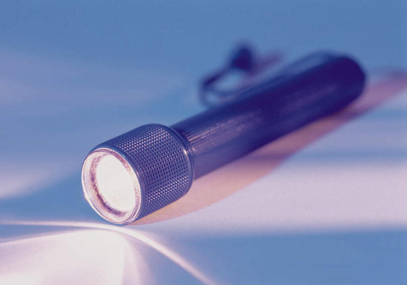 无人,横图,俯视,室内,特写,白天,静物,照明,阴影,紫色背景,朦胧,模糊,反射,影子,灯光,灯,一个,摄影,影棚,单个,照亮,照明设备,手电筒,电筒,手电,彩图,高角度拍摄,影棚拍摄,拍摄