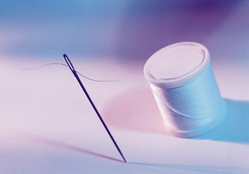 无人,横图,俯视,室内,特写,白天,静物,一根,阴影,蓝色背景,朦胧,模糊,反射,线,影子,针,白色,摄影,影棚,缝纫,缝衣针,针线,彩图,高角度拍摄,影棚拍摄,拍摄