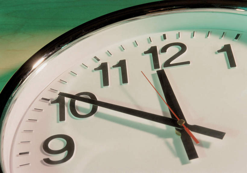 无人,横图,俯视,室内,特写,白天,静物,绿色背景,阴影,朦胧,模糊,时间,反射,标志,时钟,数字,文字,影子,字符,指针,计时,标识,一个,钟表,表,时针,转动,摄影,阿拉伯数字,影棚,单个,秒针,分针,钟,彩图,高角度拍摄,影棚拍摄,拍摄