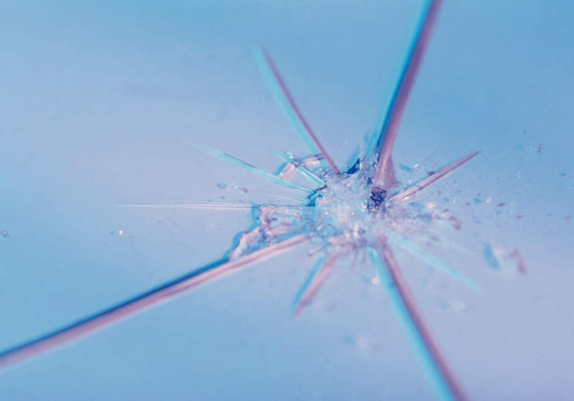 无人,横图,室内,特写,白天,正面,静物,玻璃,阴影,蓝色背景,朦胧,模糊,破碎,反射,纹路,纹理,影子,玻璃制品,摄影,影棚,碎裂,破裂,分裂,肌理,彩图,影棚拍摄,拍摄,决裂