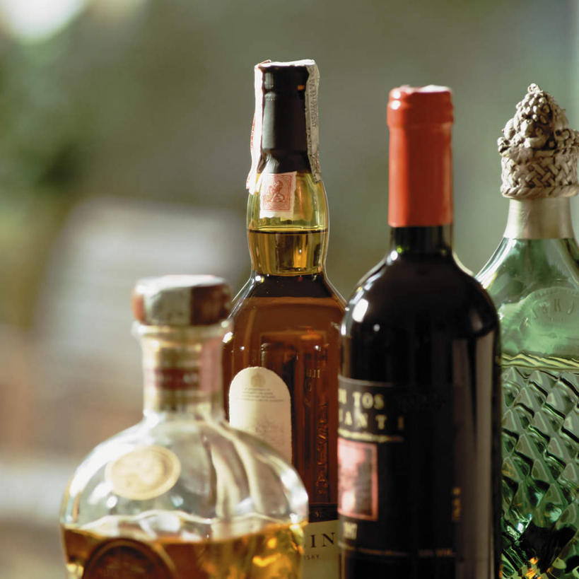 红酒,葡萄酒,无人,方图,室内,特写,白天,正面,阴影,朦胧,模糊,反射,影子,酒类,红酒瓶,玻璃制品,酒,酒瓶,饮料,玻璃瓶,瓶子,四个,红葡萄酒,葡萄酒瓶,彩图