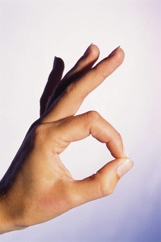 西方人,手,一个人,竖图,室内,特写,白天,白色背景,正面,满意,胜利,欧洲,欧洲人,仅一个年轻女性,仅一个女性,仅一个人,服装,休闲装,衣服,手势,休闲,手部,休闲服,同意,ok手势,摄影,服饰,影棚,单手,年轻女性,女人,女性,白种人,半身,彩图,影棚拍摄,拍摄,同意手势