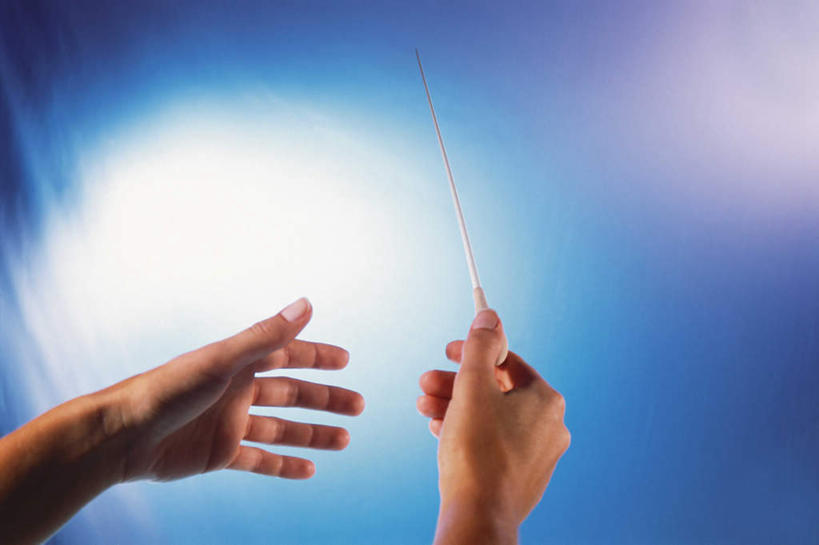 西方人,手,一个人,举,横图,室内,特写,白天,正面,欧洲,欧洲人,双手,仅一个年轻女性,仅一个女性,仅一个人,握,蓝色背景,棒子,指挥棒,拿,指挥,拿着,托,手部,握着,摄影,影棚,批示,年轻女性,女人,女性,白种人,举起,举手,举着,向上举,向上伸,向上托,半身,彩图,影棚拍摄,拍摄