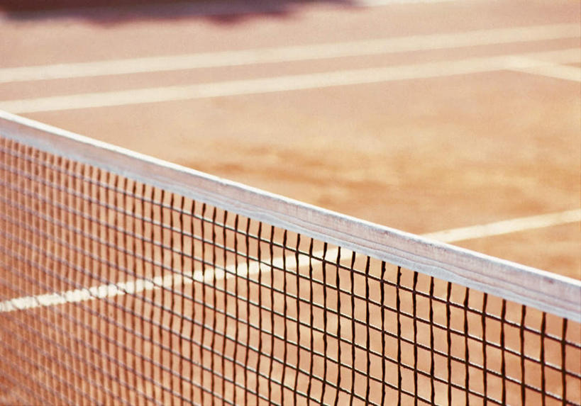 无人,体育馆,运动场,横图,俯视,室外,白天,网球,阴影,朦胧,模糊,光线,网球拍,影子,球网,球拍,网球装备,运动器械,体育场,阳光,健身器械,健身器材,运动馆,网球球网,网球运动,彩图,高角度拍摄,运动器材