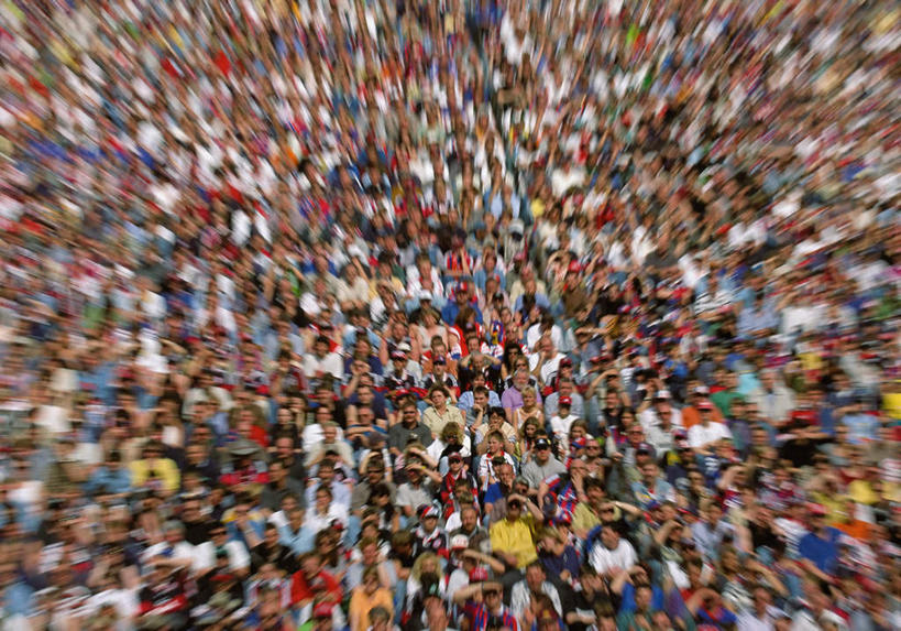 西方人,观众,足球场,体育馆,运动场,坐,横图,俯视,室外,白天,草地,草坪,植物,欧洲,欧洲人,一排,服装,朦胧,模糊,整齐,许多人,注视,休闲装,体育场,草,排列,衣服,绿色,观察,看,一群人,休闲,休闲服,服饰,观看,察看,队列,关注,绿茵场,运动馆,人山人海,摩肩接踵,老年男性,老年女性,男人,男性,年轻男性,年轻女性,女人,女性,中年男性,中年女性,白种人,观赏人员,坐着,半身,彩图,高角度拍摄,足球比赛场地