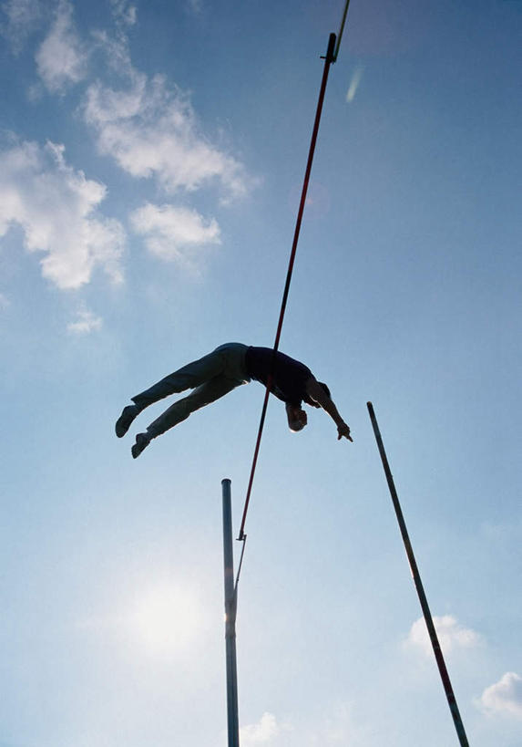 西方人,一个人,运动员,跳,竖图,室外,白天,仰视,运动服,撑杆跳高,欧洲,欧洲人,仅一个男性,仅一个人,阴影,服装,光线,影子,云,云朵,半空,云彩,仅一个年轻男性,衣服,蓝色,白云,蓝天,天空,阳光,天,服饰,晴朗,衣着,穿着,衣饰,撑竿跳,撑竿跳高,撑杆跳,男人,男性,年轻男性,白种人,晴空,体育运动员,运动选手,跳跃,彩图,低角度拍摄,全身,运动装