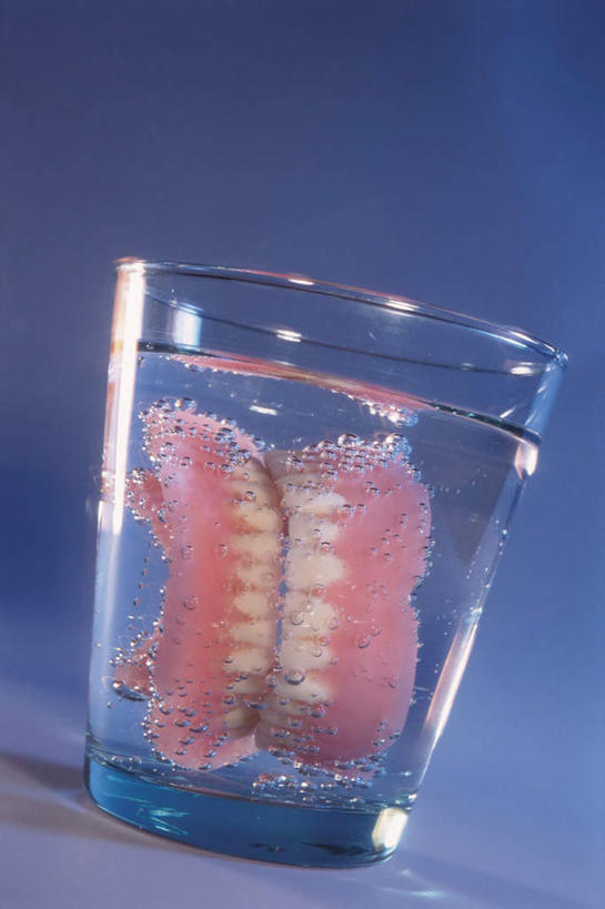 牙齿,无人,竖图,室内,特写,白天,正面,水,杯子,液体,饮用水,玻璃制品,一个,水杯,矿泉水,摄影,影棚,单个,假牙,蒸馏水,活动假牙,义齿,齿,牙,牙龈,玻璃杯,彩图,影棚拍摄,拍摄