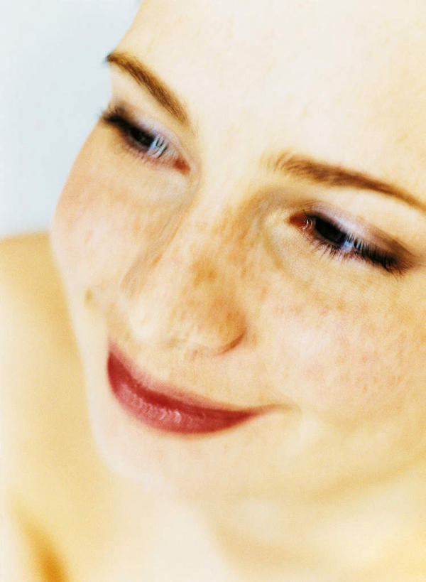 西方人,脸,头,脸颊,一个人,笑,微笑,竖图,室内,特写,白天,正面,欧洲,欧洲人,仅一个年轻女性,仅一个女性,仅一个人,斑点,注视,观察,看,摄影,影棚,观看,察看,雀斑,关注,雀瘢,年轻女性,女人,女性,白种人,头部,脸部,脸蛋,面部,半身,彩图,影棚拍摄,拍摄