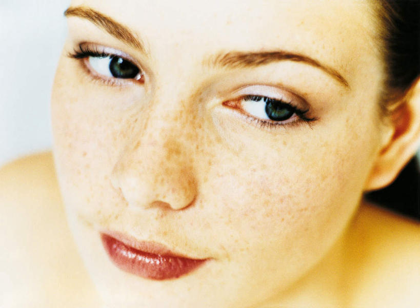 西方人,脸,头,脸颊,一个人,笑,微笑,横图,室内,特写,白天,正面,欧洲,欧洲人,仅一个年轻女性,仅一个女性,仅一个人,斑点,注视,观察,看,摄影,影棚,观看,察看,雀斑,关注,雀瘢,年轻女性,女人,女性,白种人,头部,脸部,脸蛋,面部,半身,彩图,影棚拍摄,拍摄