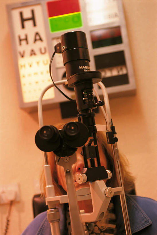 西方人,一个人,站,竖图,室内,白天,正面,欧洲,欧洲人,仅一个年轻女性,仅一个女性,仅一个人,阴影,服装,朦胧,模糊,光线,图表,影子,墙,灯光,注视,休闲装,墙壁,墙面,衣服,黄色,医疗用品,观察,看,站着,休闲,休闲服,服饰,观看,察看,医疗设备,关注,医疗器械,视力表,医疗工具,医疗仪器,检测工具,年轻女性,女人,女性,白种人,站立,半身,彩图,光学仪器