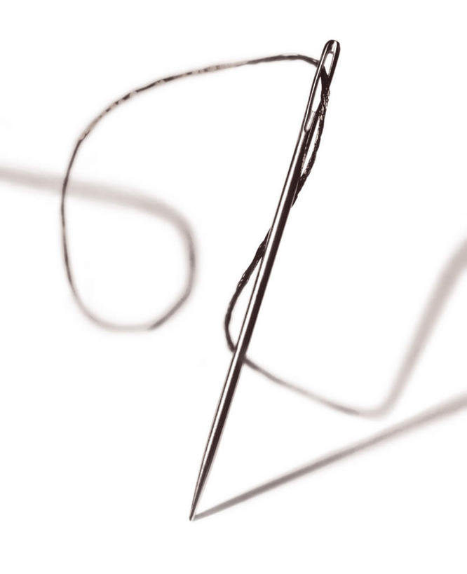 无人,竖图,俯视,室内,特写,白天,白色背景,桌面,桌子,静物,阴影,反射,木制,线,影子,针,一个,木制品,摄影,影棚,单个,缝纫,缝衣针,针线,彩图,高角度拍摄,影棚拍摄,拍摄