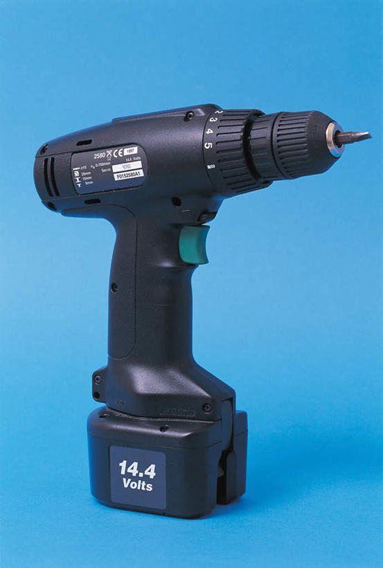 无人,竖图,俯视,室内,特写,白天,桌面,桌子,静物,蓝色背景,木制,一个,黑色,木制品,摄影,影棚,单个,电钻,手电钻,电动工具,彩图,高角度拍摄,影棚拍摄,拍摄