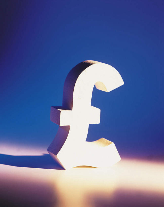 无人,竖图,室内,特写,白天,正面,静物,阴影,蓝色背景,反射,标志,钱币,文字,影子,字符,字母,标识,摄影,影棚,英镑,货泉,钱银,货币,彩图,影棚拍摄,拍摄