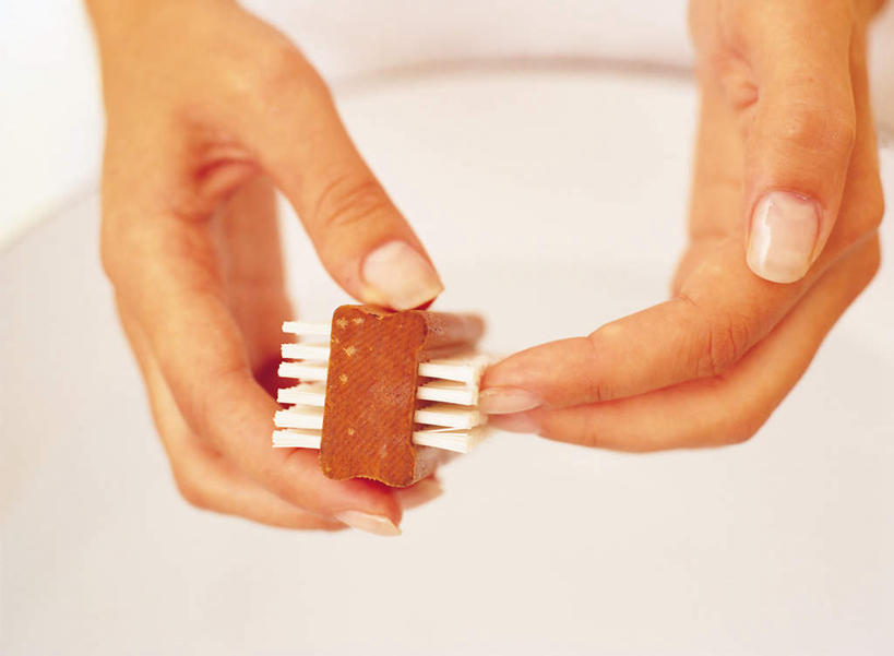 西方人,手,一个人,横图,室内,特写,白天,白色背景,正面,欧洲,欧洲人,双手,仅一个年轻女性,仅一个女性,仅一个人,握,拿,拿着,化妆刷,刷子,手部,握着,摄影,影棚,美容工具,指甲刷,化妆工具,荡涤,洗濯,年轻女性,女人,女性,白种人,清洗,半身,彩图,影棚拍摄,拍摄