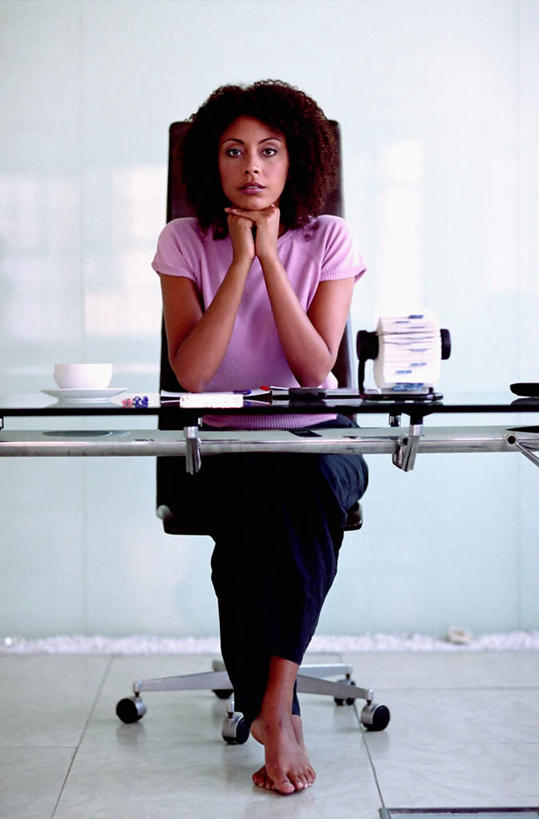 咖啡,西方人,一个人,商务人士,商务女性,办公室,坐,竖图,室内,白天,正面,幸福,家具,桌子,杯子,椅子,欧洲,非洲,黑人,欧洲人,仅一个年轻女性,仅一个女性,仅一个人,一把,一排,许多,撑,阴影,套装,整齐,反射,瓷器,影子,办公桌,墙,咖啡杯,陶瓷制品,一杯,托腮,注视,娱乐,墙壁,墙面,饮料,排列,白色,会议椅,卡片,观察,看,托,享受,休闲,温馨,放松,乐趣,观看,办公椅,察看,提神,舒适,队列,关注,托下巴,瓷杯,醒脑,商务装,目录,工薪阶层,办公家具,软饮料,商务椅,培训椅,年轻女性,女人,女性,非洲人,白领,上班族,坐着,彩图,全身