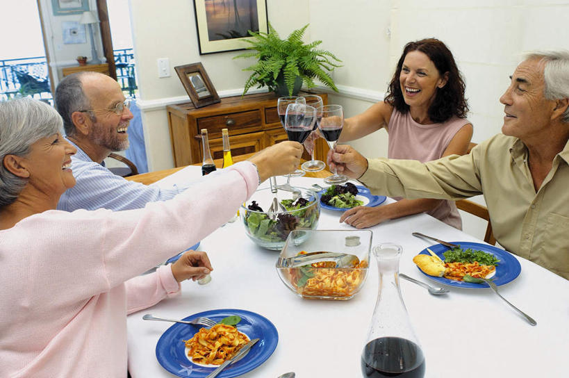 红酒,葡萄酒,西方人,四个人,夫妻,伙伴,朋友,客厅,坐,笑,微笑,露齿笑,横图,俯视,照片,室内,白天,爱情,晚餐,友谊,植物,餐桌,桌子,杯子,餐具,欧洲,欧洲人,握,服装,朦胧,模糊,庆祝,碟子,高脚杯,盘,盆栽,墙,盆景,红酒杯,酒类,浪漫,拿,拿着,注视,休闲装,墙壁,墙面,玻璃制品,酒,饮料,衣服,绿色,白色,自然,盘子,酒杯,碟,干杯,观察,看,碰杯,四个,休闲,休闲服,红葡萄酒,恩爱,交际,友好,握着,恋人,摄影,服饰,生长,成长,餐台,观看,庆贺,察看,起居室,葡萄酒杯,关注,礼仪,敬酒,劝酒,客堂,友情,老年男性,老年女性,男人,男性,女人,女性,白种人,夫妇,情侣,玻璃杯,相片,坐着,半身,彩图,高角度拍摄,晚饭,拍摄,照相,伴侣