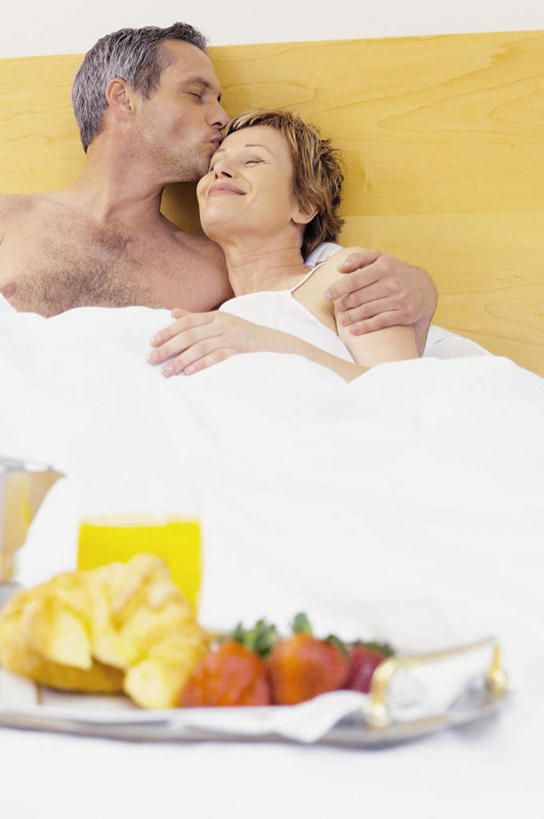 果汁,咖啡,西方人,中年人,两个人,家庭,夫妻,躺,抱,笑,吻,微笑,露齿笑,竖图,室内,白天,正面,爱情,幸福,床,卧室,柑橘,杯子,餐具,水果,欧洲,欧洲人,新鲜,瓷器,碟子,盘,双人床,生食,橙汁,食品,果实,床单,咖啡杯,陶瓷制品,饮品,浪漫,注视,娱乐,被子,玻璃制品,食物,饮料,盘子,水杯,碟,观察,看,靠,靠着,倚靠,享受,休闲,温暖,温馨,一家人,恩爱,放松,乐趣,恋人,有机食品,绿色食品,抱着,观看,和睦,察看,提神,舒适,被单,搂着,倚着,关注,可口,瓷杯,醒脑,软饮料,适口,卧着,男人,男性,女人,女性,中年男性,中年女性,白种人,夫妇,情侣,玻璃杯,橘子,桔子,橙子,橙,搂,搂抱,亲,亲吻,躺着,卧,半身,彩图,睡房,卧房,伴侣,融洽