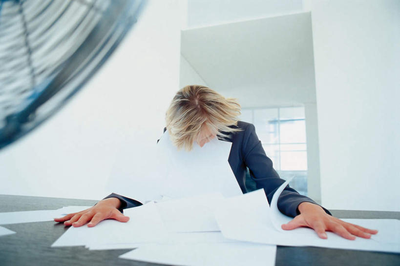 西方人,一个人,商务人士,商务女性,办公室,站,横图,室内,白天,正面,窗户,家具,桌子,欧洲,欧洲人,仅一个女性,仅一个人,许多,撑,阴影,套装,朦胧,模糊,反射,材料,档案,电器,文件,影子,办公桌,墙,风扇,夏季,清凉,凉爽,玻璃窗,墙壁,墙面,排列,一个,白色,资料,夏天,站着,仅一个中年女性,电风扇,单个,电扇,撑着,家电,家用电器,挡住,文档,商务装,工薪阶层,办公家具,摆列,女人,女性,中年女性,白种人,白领,上班族,站立,半身,彩图,布列,分列,小家电