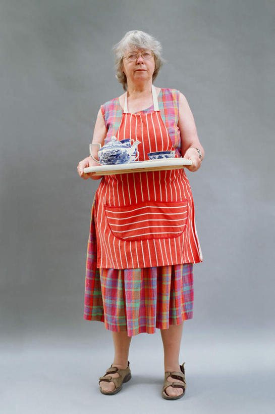 西方人,一个人,站,竖图,室内,白天,正面,裙子,杯子,餐具,欧洲,欧洲人,仅一个女性,仅一个人,握,阴影,灰色背景,连衣裙,时间,反射,碟子,壶,盘,时钟,手表,围裙,影子,陶瓷,陶瓷制品,拿,计时,拿着,注视,水壶,盘子,茶壶,容器,水杯,碟,钟表,观察,看,站着,表,握着,摄影,仅一个老年女性,影棚,观看,吊带裙,腕表,察看,关注,佣人,仆人,家丁,仆役,西崽,老年女性,女人,女性,白种人,茶杯,钟,站立,彩图,全身,影棚拍摄,拍摄