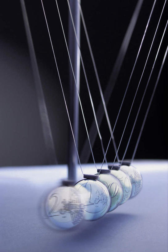 无人,竖图,室内,特写,白天,正面,游戏,静物,撞球,阴影,黑色背景,朦胧,模糊,反射,影子,玩,娱乐,休闲,益智,摄影,影棚,活动,碰撞,发泄,消遣,智力,钢球,循环,牛顿摆,物理,宣泄,力学,惯性,惯性钢球,牛顿摆球,摇摆球,撞撞球,玩耍,嬉戏,彩图,影棚拍摄,拍摄