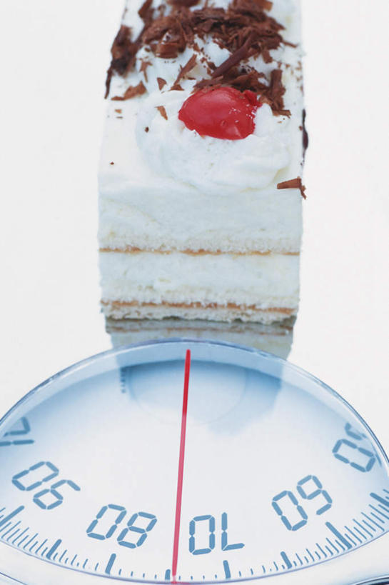 点心,无人,竖图,俯视,室内,特写,白天,白色背景,下午茶,仪器,桌面,桌子,木制,标志,数字,文字,字符,食品,甜点,甜品,电子秤,指针,标识,食物,糕点,木制品,甜食,奶油,摄影,阿拉伯数字,影棚,衡量,乳制品,仪表盘,计量,衡器,激凌,克林姆,淇淋,秤,彩图,高角度拍摄,影棚拍摄,拍摄,电子称,蛋糕