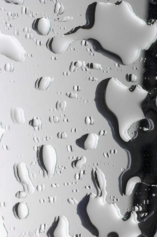 无人,竖图,室内,特写,白天,正面,水,杯子,透明,液体,水滴,玻璃制品,水珠,灰色,泡泡,水杯,纯净,纯粹,通明,玻璃杯,彩图