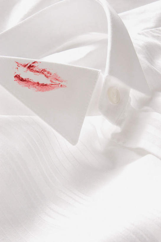 无人,竖图,俯视,室内,特写,白天,衬衫,静物,阴影,反射,影子,红色,白色,口红,一件,口红印,彩图,高角度拍摄,衬衣,唇印