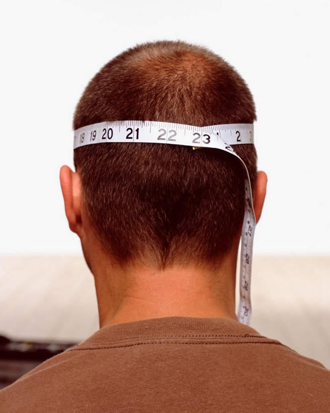 西方人,头,一个人,站,吃,竖图,室内,特写,白天,欧洲,欧洲人,仅一个男性,仅一个人,仅一个中年男性,阴影,朦胧,模糊,反射,影子,一个,背面,站着,单个,捆绑,绑缚,男人,男性,中年男性,白种人,头部,嚼,食,站立,半身,彩图