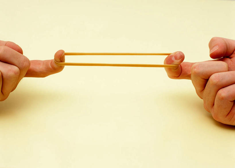 西方人,手,一个人,横图,俯视,室内,特写,白天,游戏,欧洲,欧洲人,双手,仅一个男性,仅一个人,握,阴影,黄色背景,影子,玩,娱乐,仅一个年轻男性,一个,休闲,手部,握着,摄影,影棚,单个,活动,发泄,消遣,智力,宣泄,橡皮圈,男人,男性,年轻男性,白种人,玩耍,嬉戏,半身,彩图,高角度拍摄,影棚拍摄,拍摄