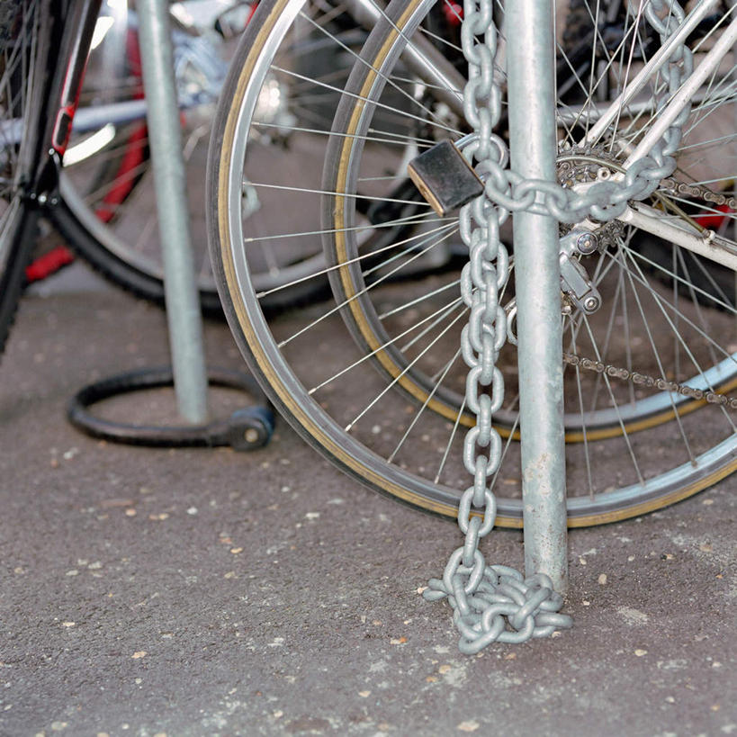 无人,方图,俯视,室外,特写,白天,安全,自行车,静物,一排,许多,停靠,整齐,防护,很多,车,脚踏车,锁,排列,轮胎,交通工具,链子,保护,队列,停泊,载具,保险,私密,保全,周全,安稳,安定,防盗,平安,彩图,高角度拍摄