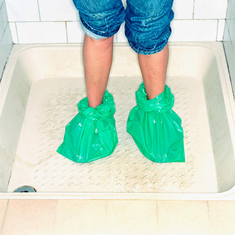 西方人,儿童,腿部,腿,一个人,站,方图,俯视,室内,白天,购物,纯洁,消费,卫生间,浴室,袋子,欧洲,欧洲人,仅一个女性,仅一个人,裤子,瓷砖,手提袋,塑料,墙,购物袋,牛仔裤,塑料袋,墙壁,墙面,小孩,蓝色,绿色,塑料制品,站着,仅一个小孩,可爱,童年,童趣,金融,购买,贸易,童真,烂漫,无邪,马夹袋,马甲袋,天真,女孩,女人,女性,白种人,孩子,淋浴房,站立,半身,彩图,高角度拍摄,冲凉房,沐浴间,沐浴室,女生