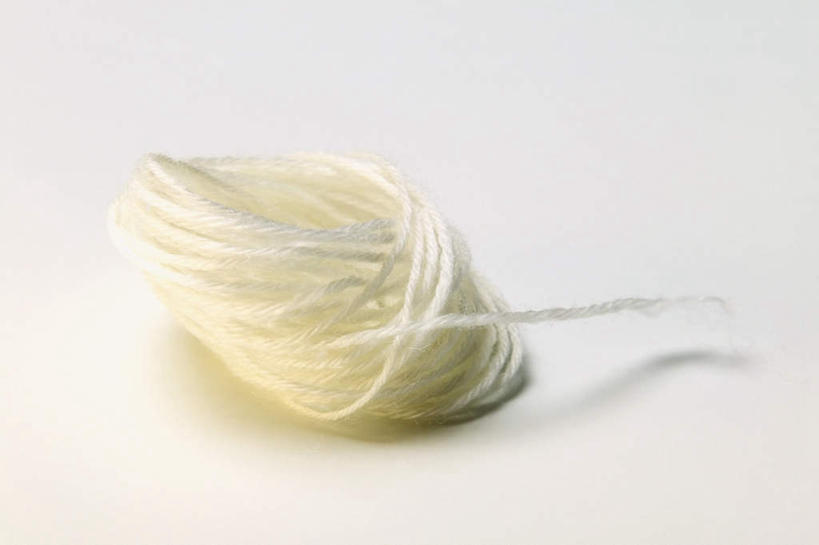 无人,横图,俯视,室内,特写,白天,白色背景,静物,阴影,卷曲,编织,缠绕,反射,影子,织物,线团,纺织,一个,白色,毛线,摄影,影棚,单个,彩图,高角度拍摄,影棚拍摄,拍摄