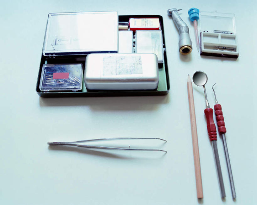 无人,横图,俯视,室内,特写,白天,镜子,桌面,桌子,静物,餐具,反射,木制,笔,碟子,盘,办公用品,文具,盘子,木制品,铅笔,学习用品,碟,文具用品,镜像,镜面,牙科,反射镜,光学,彩图,高角度拍摄