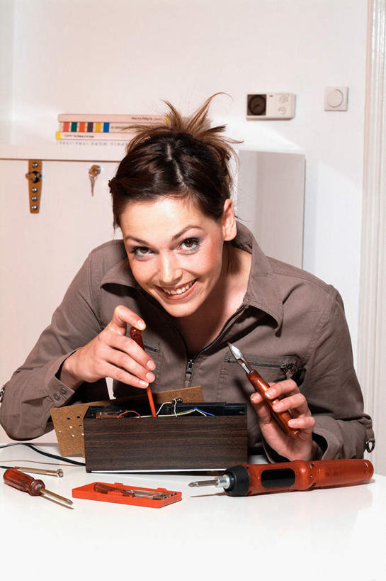 西方人,一个人,坐,笑,微笑,露齿笑,竖图,室内,白天,正面,欧洲,欧洲人,仅一个年轻女性,仅一个女性,仅一个人,连接,握,阴影,组合,服装,弯曲,反射,工具,钳子,影子,墙,注视,休闲装,加工,墙壁,墙面,衣服,白色,容器,观察,看,休闲,休闲服,握着,服饰,观看,储藏,老虎钳,修理,链接,固定,五金,察看,紧固,储存,关注,拼接,剪断,保险丝,拼凑,扭转,拼合,凑集,聚合,撮合,链结,牢固,夹持,年轻女性,女人,女性,白种人,坐着,半身,彩图,贮存