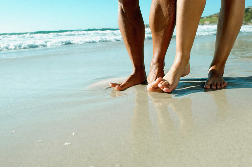 西方人,腿部,脚,脚趾,脚趾甲,腿,两个人,站,横图,俯视,室外,白天,爱情,海浪,海洋,沙滩,欧洲,欧洲人,阴影,光线,沙子,影子,海岸,浪花,沙地,浪漫,光脚,踩,蓝色,蓝天,天空,阳光,海水,天,踩着,站着,温暖,温馨,赤脚,恩爱,恋人,晴朗,和睦,海景,万里无云,男人,男性,年轻男性,年轻女性,女人,女性,白种人,脚指甲,情侣,大海,风浪,海,海水的波动,海滩,近岸浪,涌浪,晴空,晴空万里,站立,半身,彩图,高角度拍摄,伴侣,融洽