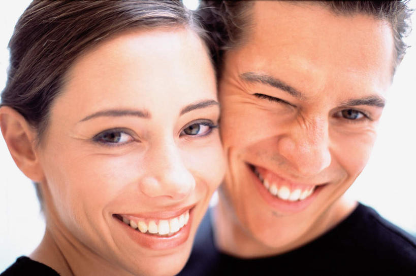 西方人,脸,头,脸颊,头发,两个人,笑,微笑,露齿笑,横图,室内,特写,白天,白色背景,正面,爱情,欧洲,欧洲人,阴影,服装,朦胧,模糊,反射,影子,棕色,浪漫,注视,休闲装,肩膀,衣服,黑色,观察,看,靠,靠着,休闲,温暖,温馨,休闲服,恩爱,眨眼睛,恋人,摄影,服饰,影棚,观看,和睦,察看,眨眼,关注,男人,男性,年轻男性,年轻女性,女人,女性,白种人,头部,长发,脸部,脸蛋,面部,情侣,半身,彩图,影棚拍摄,拍摄,伴侣,融洽,短发