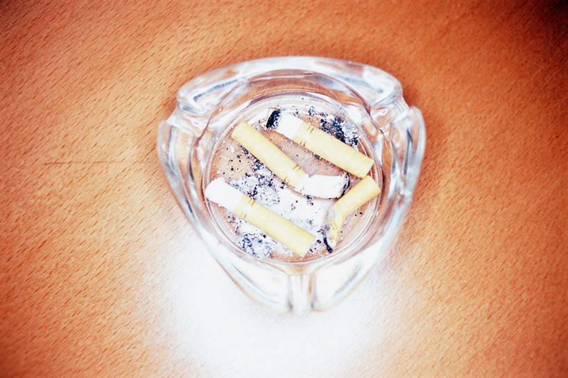 无人,横图,俯视,室内,特写,白天,静物,香烟,玻璃,阴影,朦胧,模糊,反射,影子,玻璃制品,一个,烟,单个,烟灰缸,灰烬,烟碟,烟盅,卷烟,烟草,纸烟,彩图,高角度拍摄