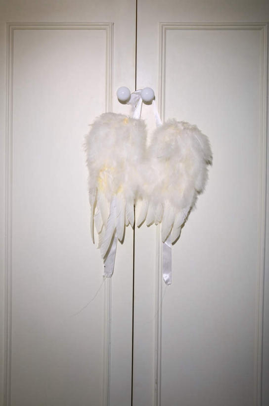 无人,竖图,室内,特写,白天,正面,柜子,静物,钓鱼竿,天使,翅膀,墙,墙壁,墙面,一个,白色,把手,衣橱,单个,渔具,卫生,神圣,善良,信徒,纯真,更衣橱,洁净,光明,使者,恬静,中间色,朴素,清白,圣洁,钓竿,鱼竿,彩图,钓鱼