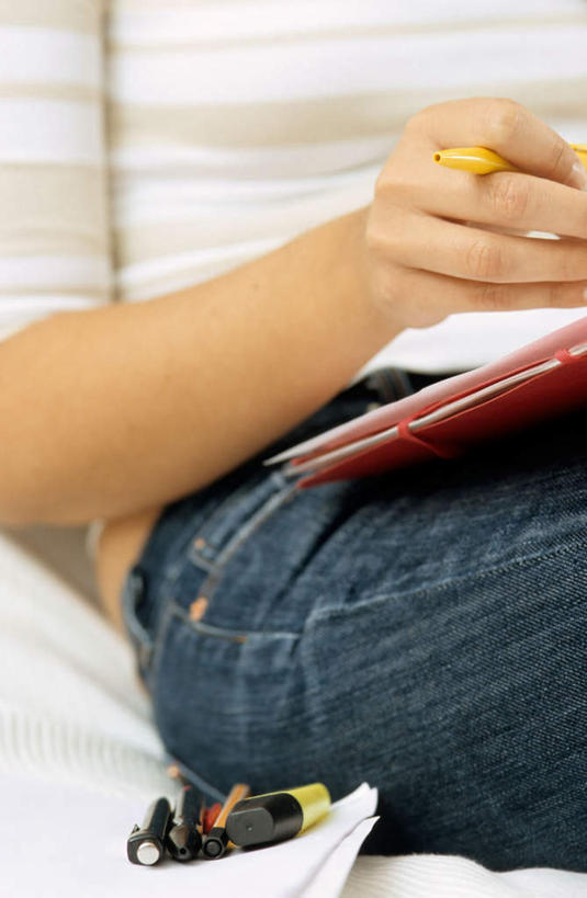 西方人,一个人,坐,竖图,室内,特写,白天,正面,欧洲,欧洲人,仅一个年轻女性,仅一个女性,仅一个人,握,服装,裤子,笔,办公用品,圆珠笔,牛仔裤,休闲装,文具,衣服,学习用品,休闲,休闲服,握着,服饰,文具用品,水彩笔,年轻女性,女人,女性,白种人,坐着,半身,彩图