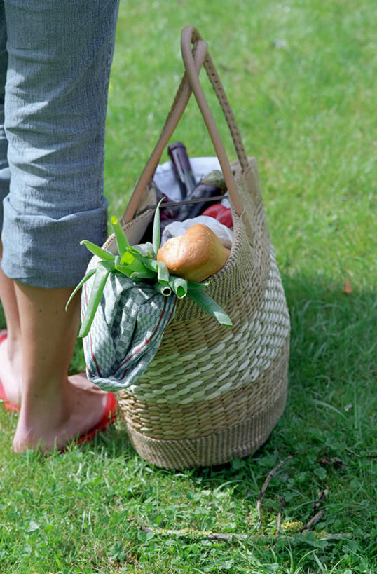 点心,面包,西方人,一个人,站,竖图,俯视,室外,特写,白天,凉鞋,辣椒,茄子,蔬菜,洋葱,鞋子,欧洲,欧洲人,仅一个年轻女性,仅一个女性,仅一个人,一双,许多,裤子,新鲜,包,食品,面点,牛仔裤,食物,糕点,一个,紫色,站着,有机食品,绿色食品,单个,单肩包,彩椒,辣角,红海椒,大椒,辣虎,广椒,年轻女性,女人,女性,白种人,圆葱,洋葱头,甜椒,柿子椒,球葱,落苏,酪酥,辣子,昆仑瓜,海椒,番椒,灯笼椒,矮瓜,站立,半身,彩图,高角度拍摄,夹趾拖鞋,人字拖,人字拖鞋