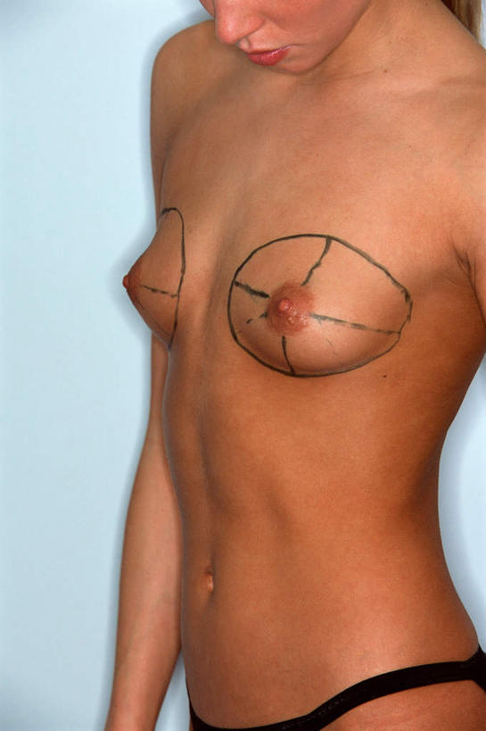 西方人,乳房,一个人,站,竖图,室内,白天,正面,绘画,欧洲,欧洲人,仅一个年轻女性,仅一个女性,仅一个人,内裤,圆形,墙,注视,裸露,墙壁,墙面,蓝色,黑色,低头,观察,看,站着,观看,察看,关注,裸,整容,隆胸,年轻女性,女人,女性,白种人,站立,半身,彩图